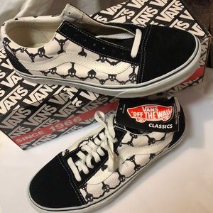 Vans Old Skool low-top lace up kicks